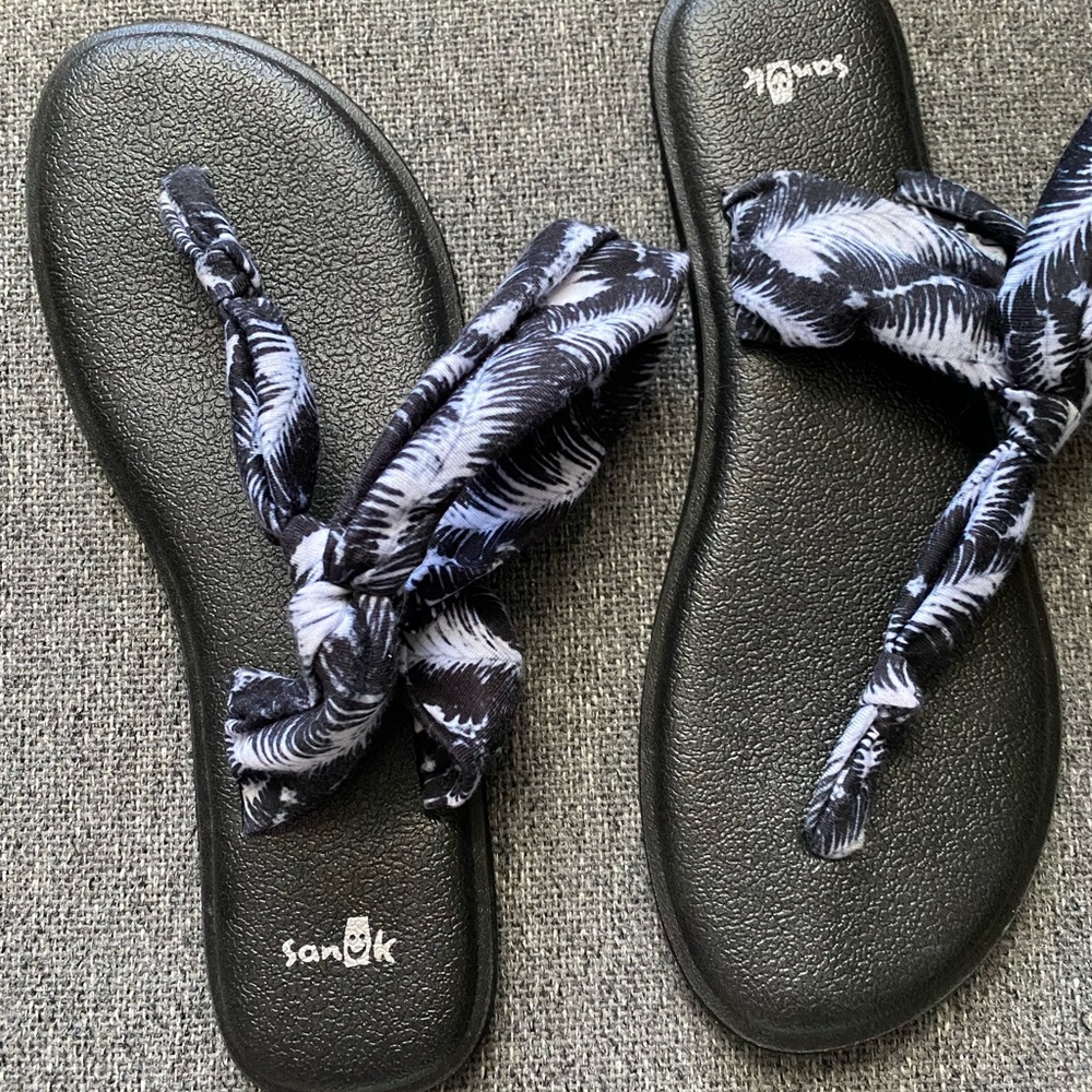 Sanuk sandals size 7 blue and white wore once